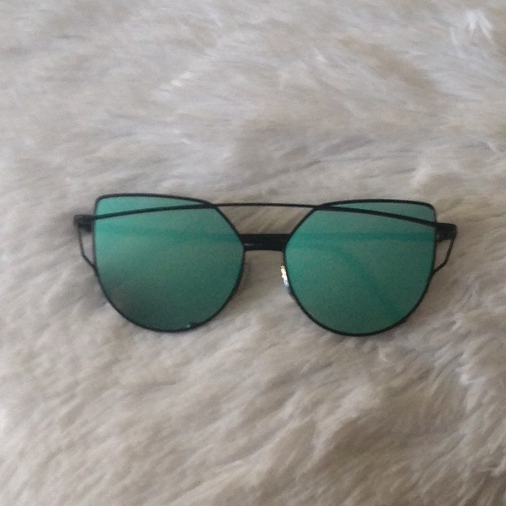 NWT Mirrored Statement Sunnies - Picture 5 of 6